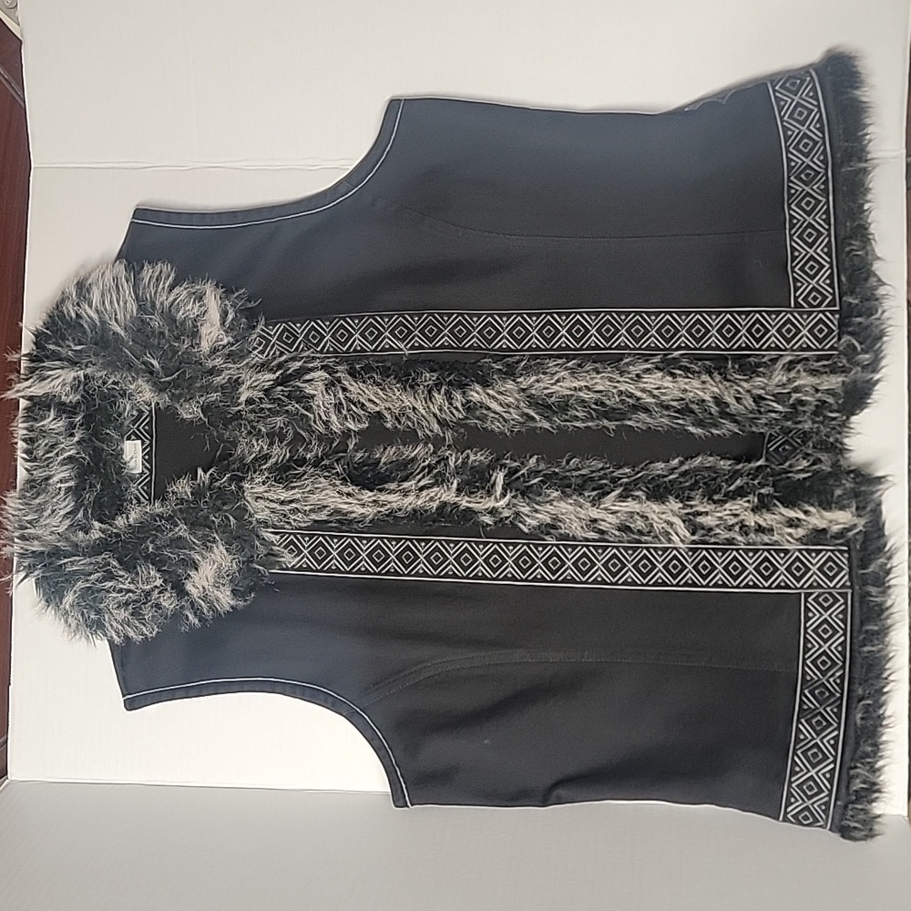 Women's Black Faux Fur Trim Vest - Picture 2 of 8